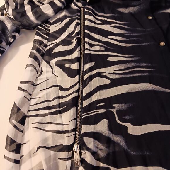 Chico's Black Label Size 0 Sm Navy/White Animal Print Sheer Top w/Zipper Detail - Picture 5 of 8